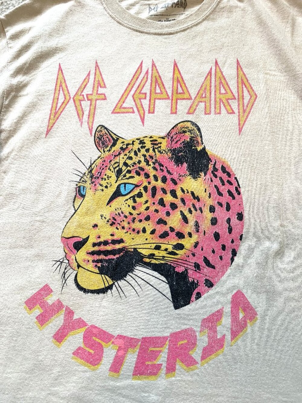 Def Leppard Hysteria Leopard Graphic Tee Cream Short Sleeves Size M - Picture 4 of 6